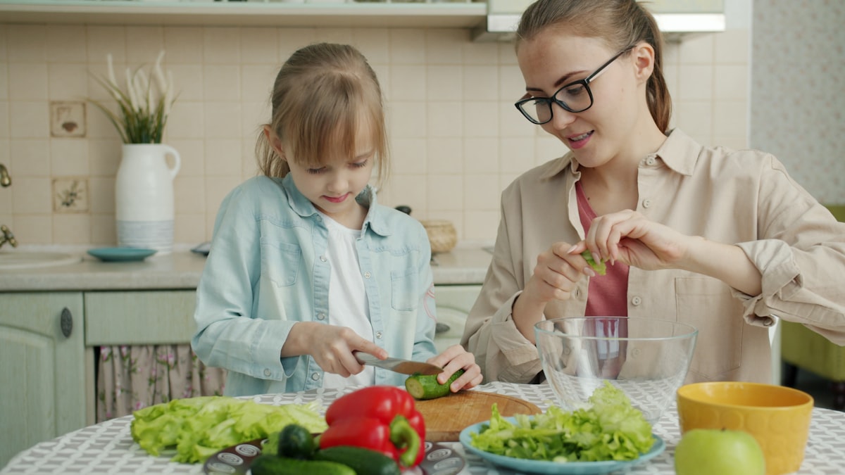 Niños comiendo alimentos saludables